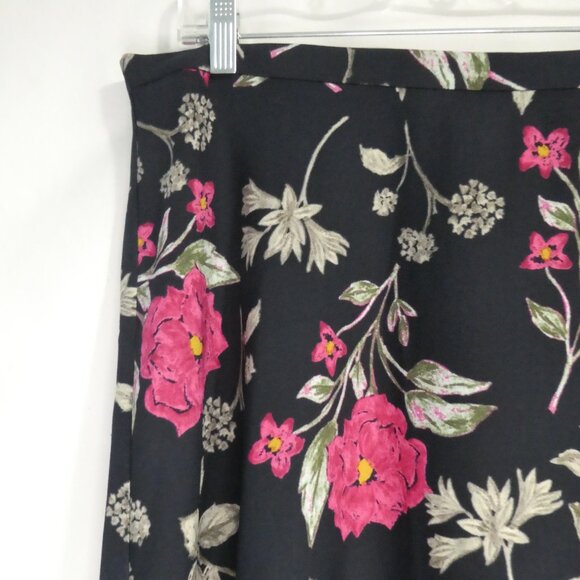 VAN HEUSSEN | size 12 | Black Floral Skirt | Zip - Hook and Eye Back Closure - Picture 3 of 15